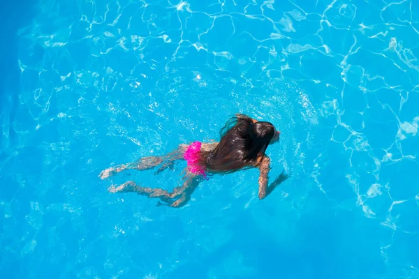一个女孩在一个游泳池是放松 — 图库照片