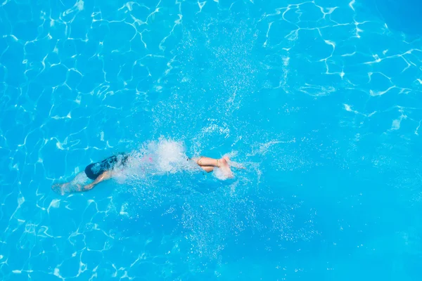 女孩在游泳池跳水 — 图库照片