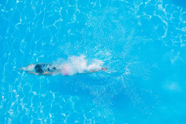 Flicka dykning i poolen — Stockfoto