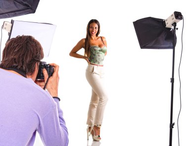 Genç model genç fotoğraf için poz veriyor.