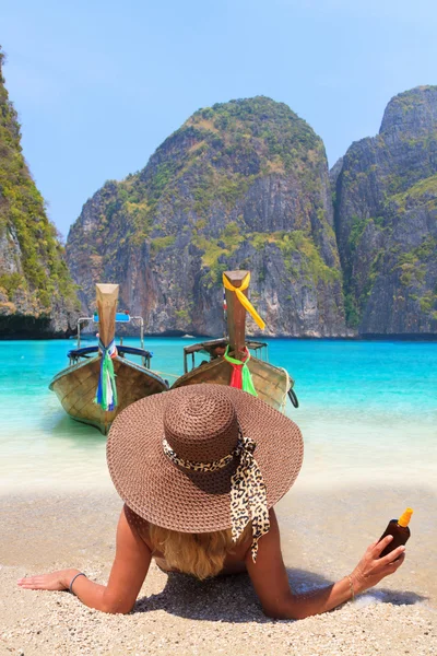 Ung kvinna på maya bay ön phi phi leh — Stockfoto