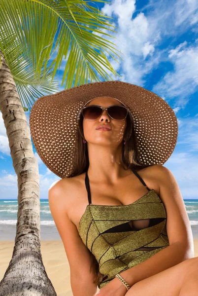 Mooie vrouw op het strand. — Stockfoto