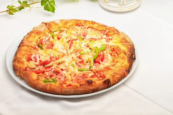 Pizza met mozzarella kaas, verse tomaat — Stockfoto