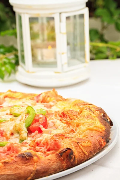 Pizza con mozzarella, pomodoro fresco — Foto Stock