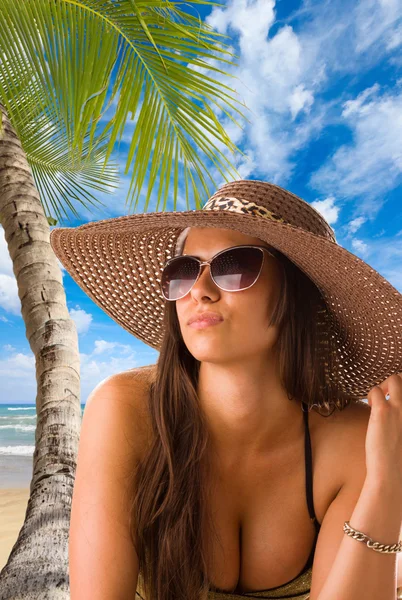 Schöne Frau am Strand. — Stockfoto