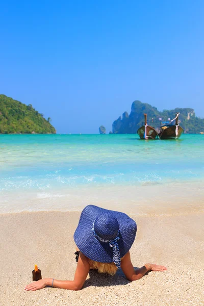 Junge Frau entspannt sich am Strand eines exotischen Resorts — Stockfoto