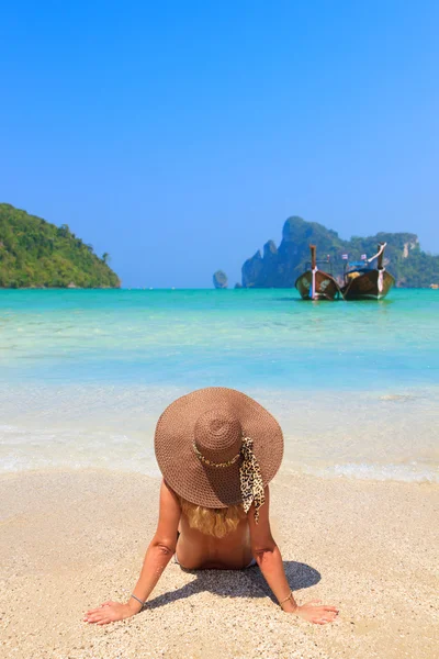 Giovane donna che si rilassa sulla spiaggia in località esotica — Foto Stock