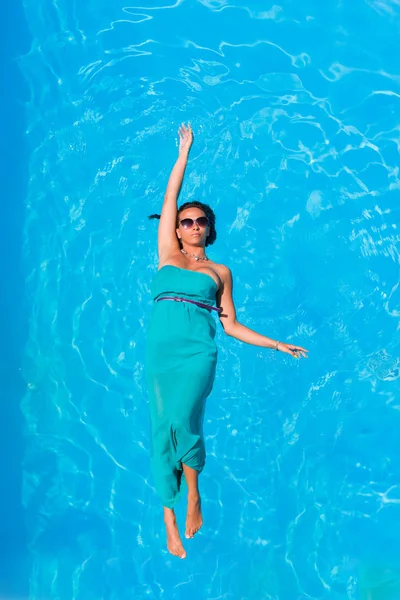 Vrouw zwevend boven zwembad — Stockfoto