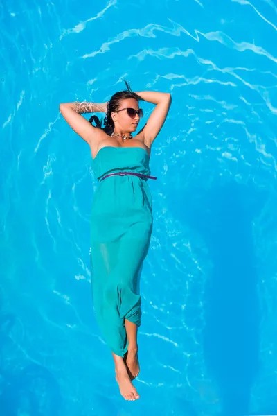 Uima-altaan yläpuolella kelluva nainen — kuvapankkivalokuva