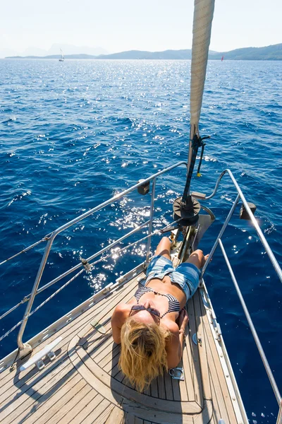 Jonge vrouw zeilen — Stockfoto