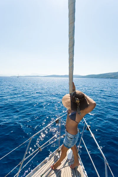 Jovem mulher vela — Fotografia de Stock