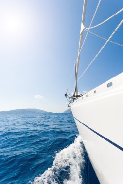 Yunanistan denizde yelkenli tekne