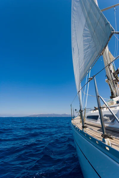 Velero en el mar en Grecia — Foto de Stock