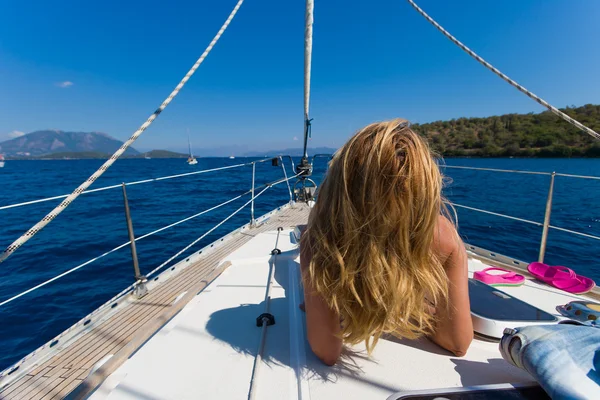 Ung kvinna segling — Stockfoto