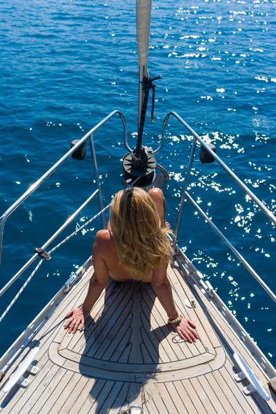 Młoda kobieta, żeglarstwo — Zdjęcie stockowe