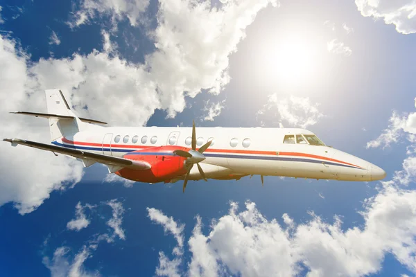 Vliegtuig inflight in de hemel — Stockfoto