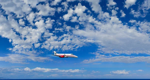 Avión de vuelo en el cielo —  Fotos de Stock