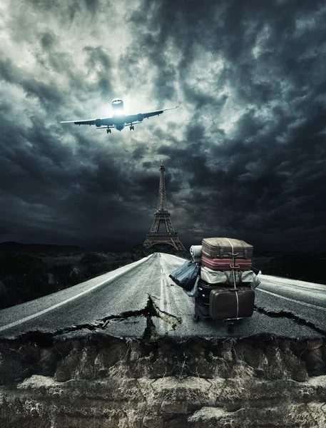 Koffer auf alter kaputter Straße mit Eiffelturm — Stockfoto
