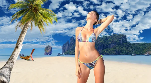 Mujer joven en la playa —  Fotos de Stock