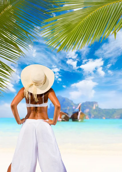 Mujer relajándose junto a la playa — Foto de Stock