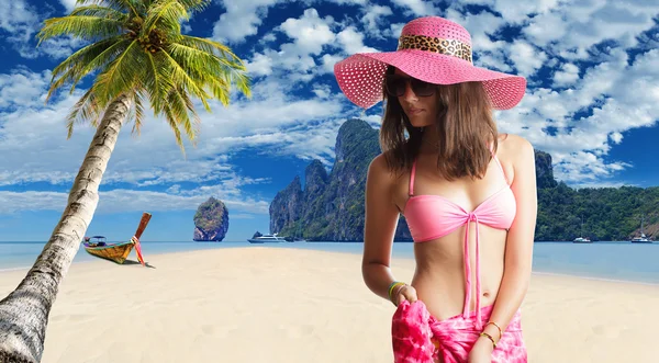 Mujer joven en la playa — Foto de Stock