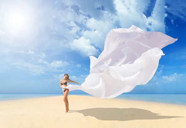 Menina bonita com tecido branco na praia . — Fotografia de Stock