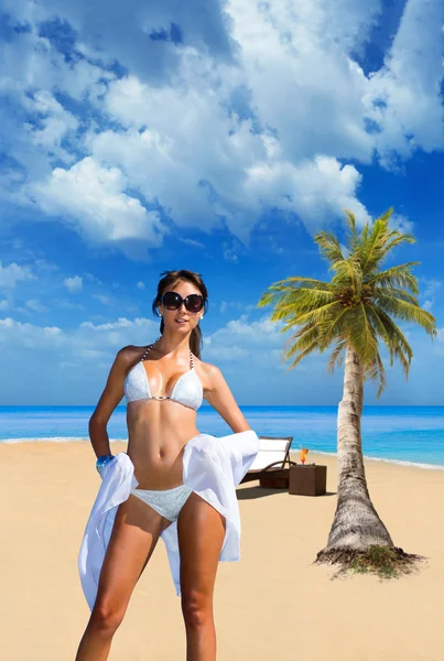 Schöne Frau am Strand. — Stockfoto