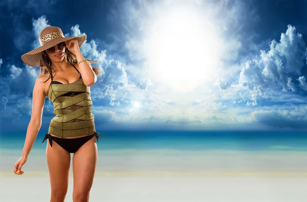 Young woman on the beach — Stock Photo, Image