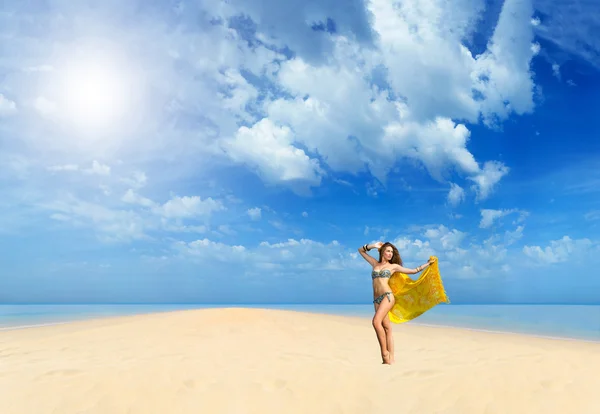 Menina bonita com sarong amarelo na praia . — Fotografia de Stock