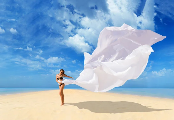 Όμορφη κοπέλα με λευκό ύφασμα στην παραλία. — Φωτογραφία Αρχείου