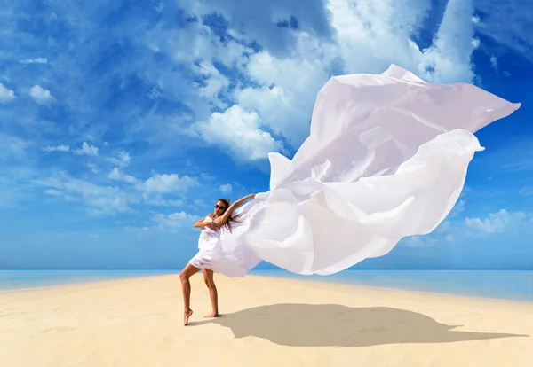 Mooi meisje met witte stof op het strand. — Stockfoto