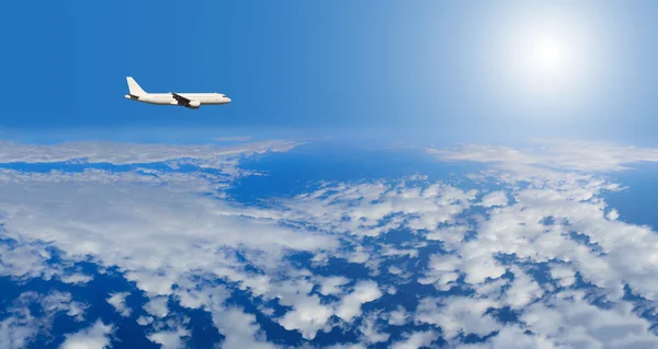 Прибытие самолета в небо — стоковое фото