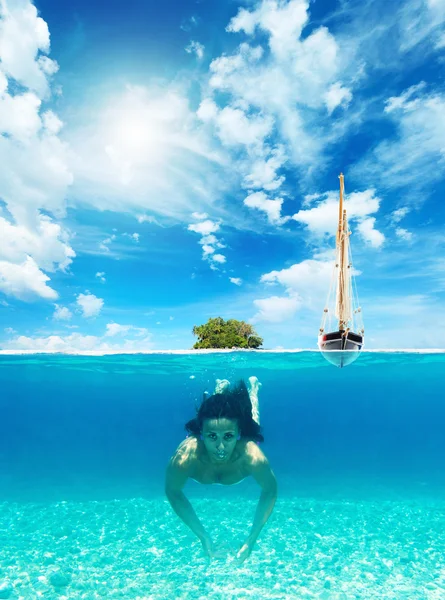 Mladá žena plavání undewater — Stock fotografie