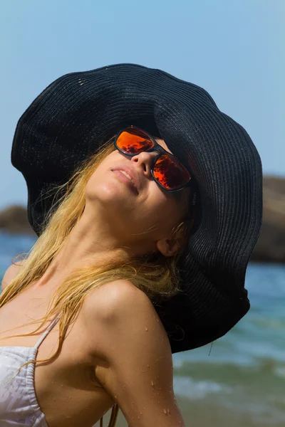 Mooie vrouw op het strand. — Stockfoto