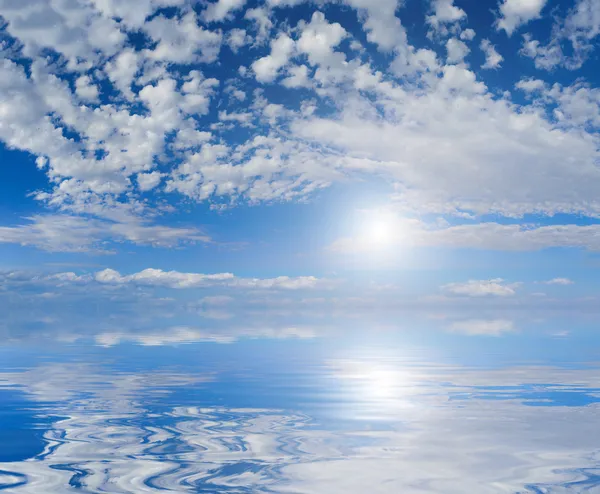 Skyscape with water reflections — Stock Photo, Image