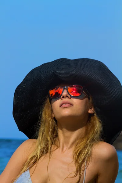 Mooie vrouw op het strand. — Stockfoto