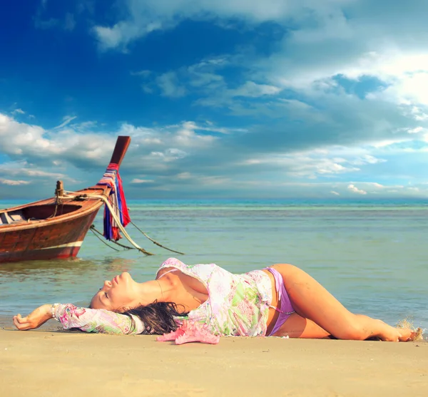 Όμορφη γυναίκα στην παραλία με μακριά ουρά βάρκα — Φωτογραφία Αρχείου