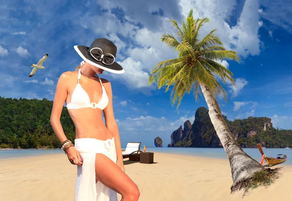 Kobieta na plaży na wyspie ko phi phi — Zdjęcie stockowe