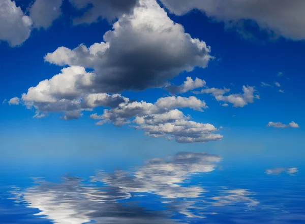 Skyscape with water reflections — Stock Photo, Image