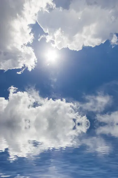 Pilvenpiirtäjä veden heijastuksilla — kuvapankkivalokuva