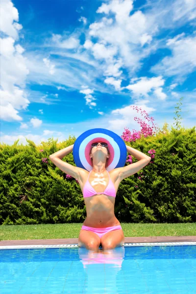Havuz kenarında genç kadın — Stok fotoğraf