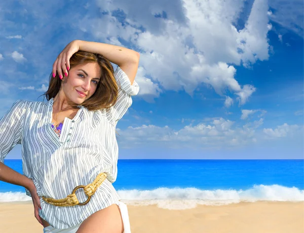 Donna sulla spiaggia — Foto Stock