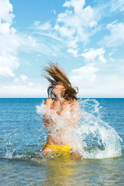 Mujer en la playa — Foto de Stock