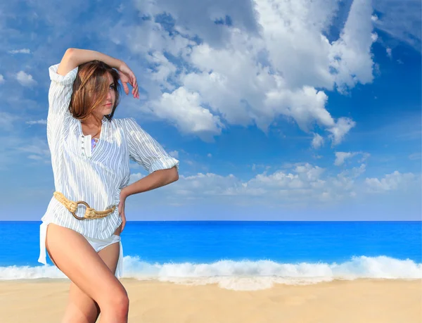 Vrouw op het strand — Stockfoto