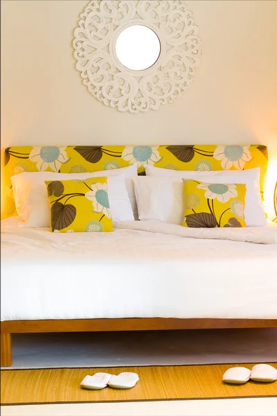 Towels on bed at hotel room — Stock Photo, Image