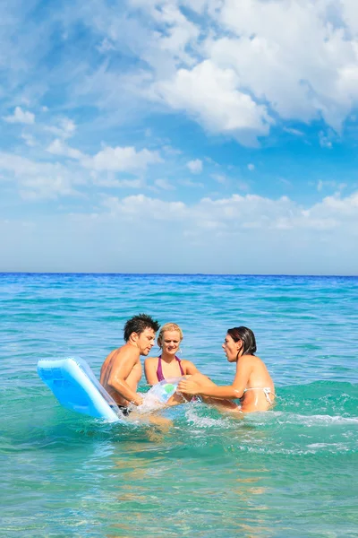 Fröhliche Gruppe von Menschen, die Spaß im Meer haben — Stockfoto