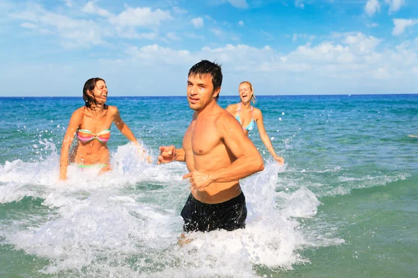 Groupe joyeux de personnes qui s'amusent dans la mer — Photo