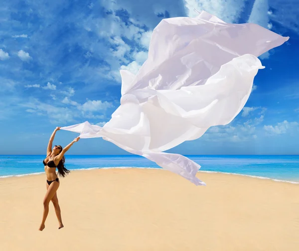 Bella ragazza con tessuto bianco sulla spiaggia . — Foto Stock