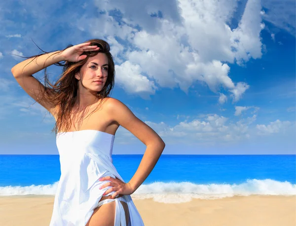 Donna sulla spiaggia — Foto Stock