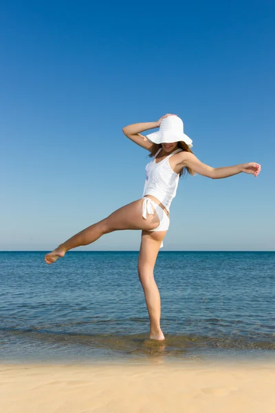 Mulher na praia — Fotografia de Stock